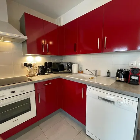 Modern And Bright Walk To With Garage Berck