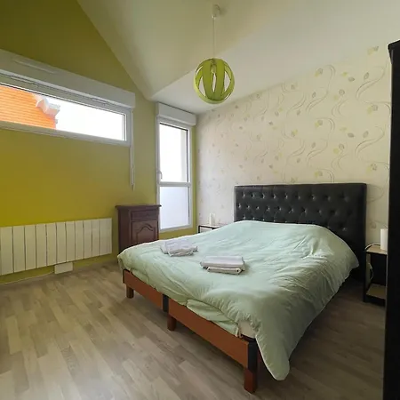 Modern And Bright Walk To With Garage *