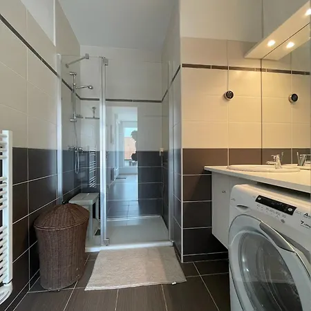 Modern And Bright Walk To With Garage Holiday home *