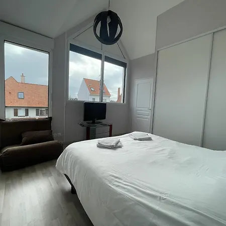 Modern And Bright Walk To With Garage * Berck